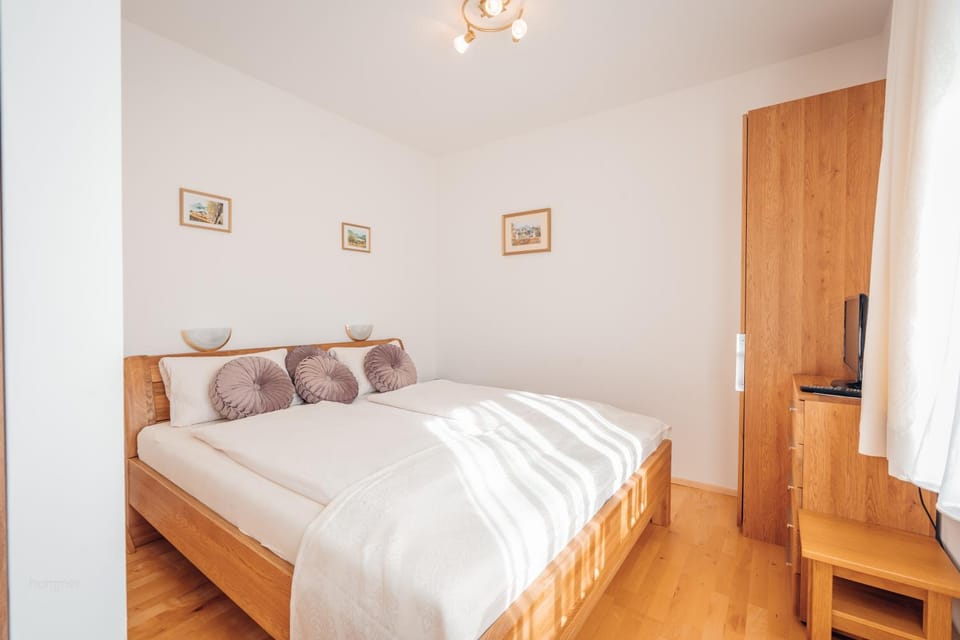 Photo of the whole room, Bedroom, wardrobe
