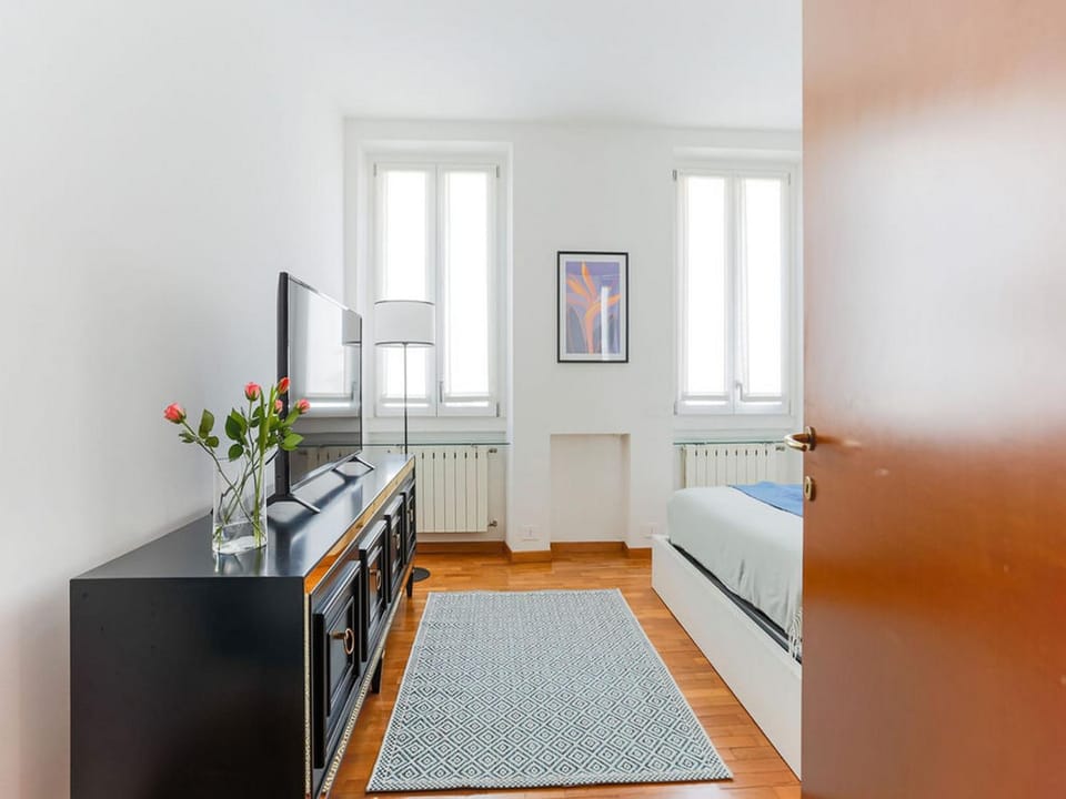 Bed, TV and multimedia, Photo of the whole room, Bedroom