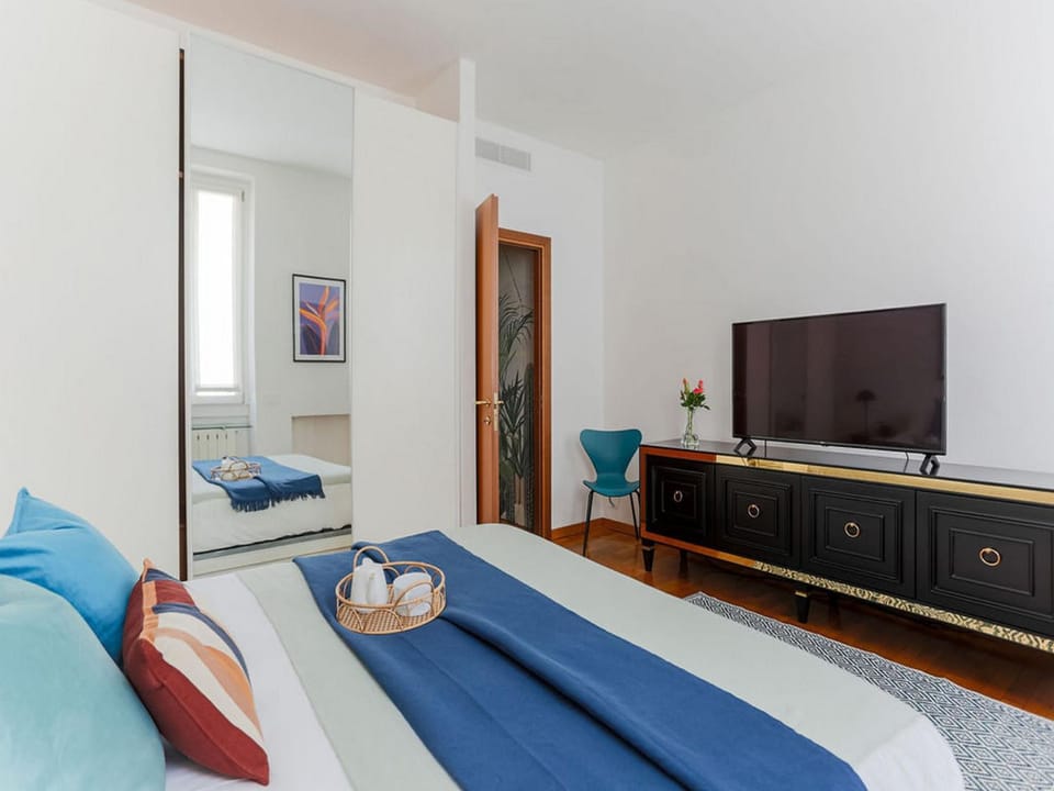 Bed, TV and multimedia, Photo of the whole room, Bedroom