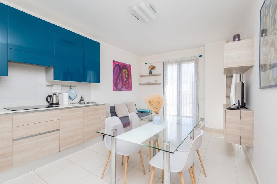 Nearby landmark, TV and multimedia, Balcony/Terrace, Kitchen or kitchenette, Dining area, internet, pet friendly, stove