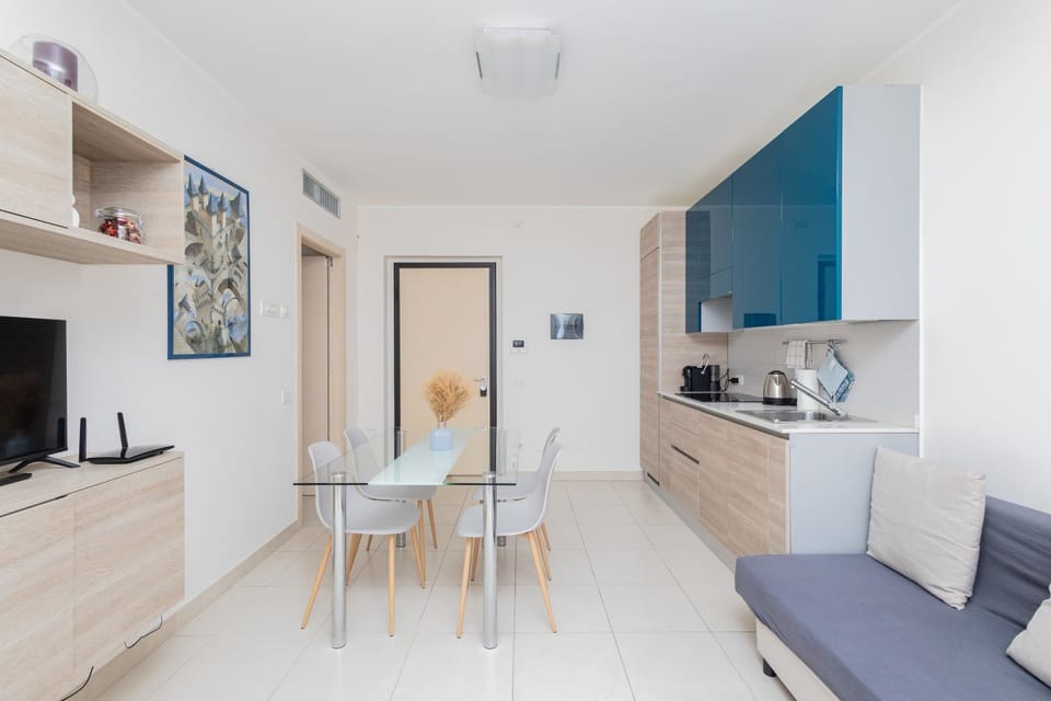 Nearby landmark, TV and multimedia, Kitchen or kitchenette, Living room, Seating area, Dining area, internet, oven, pet friendly, stove