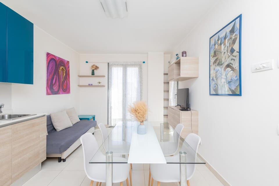 Nearby landmark, Bed, TV and multimedia, Balcony/Terrace, Balcony/Terrace, Kitchen or kitchenette, Photo of the whole room, Dining area, Bedroom, internet