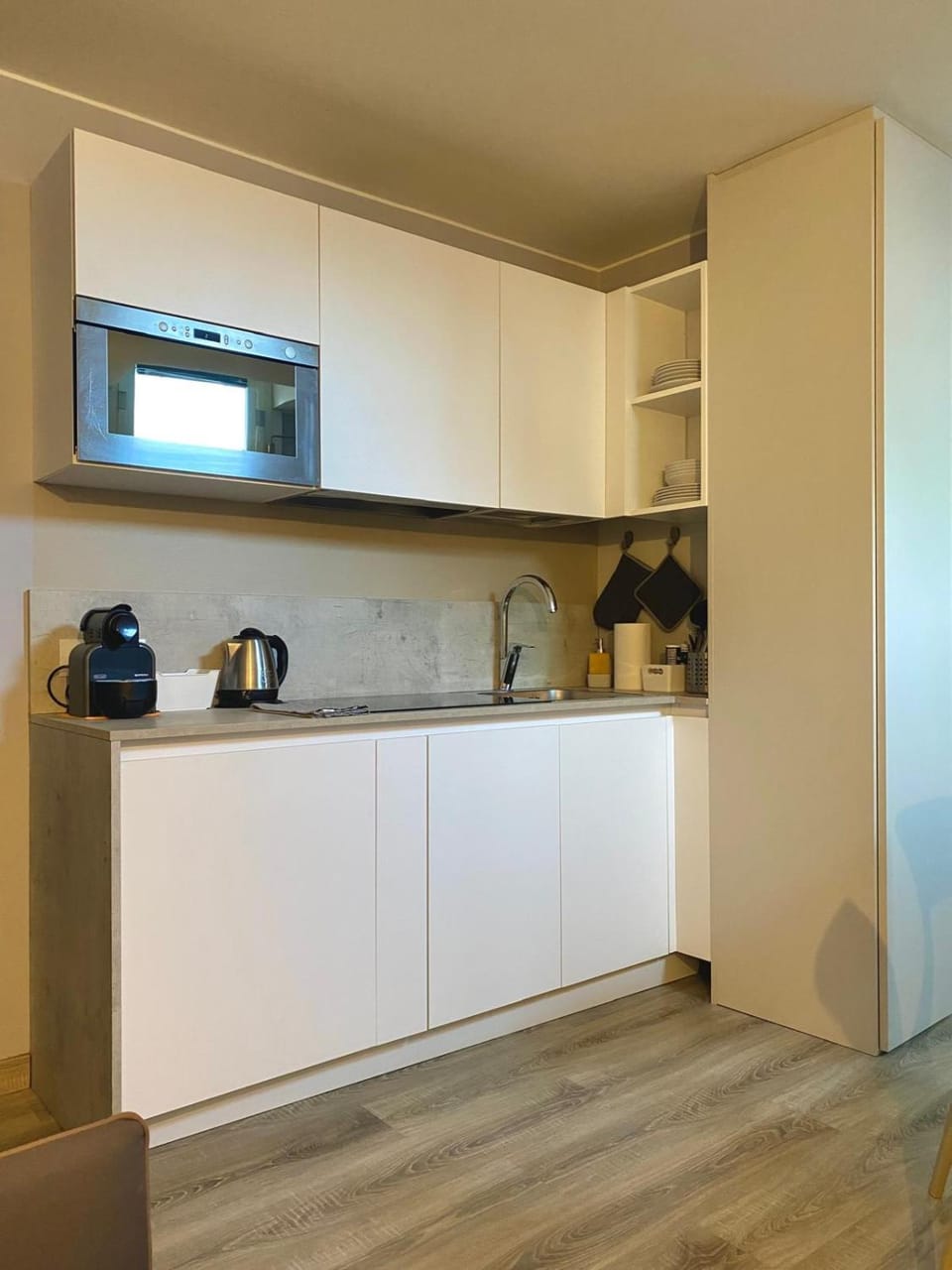 Coffee/tea facilities, Kitchen or kitchenette, stove