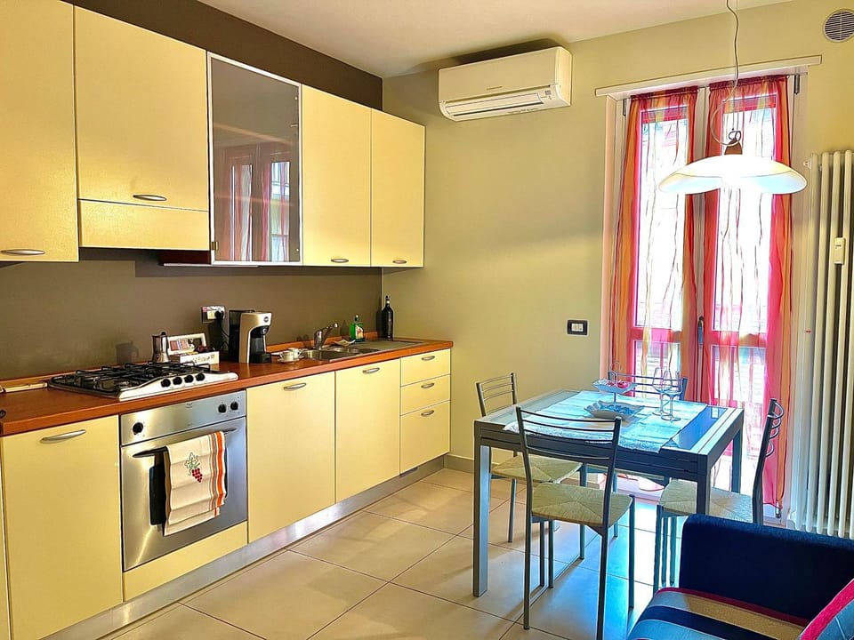Coffee/tea facilities, Kitchen or kitchenette, Dining area, oven, pet friendly, stove, air conditioner