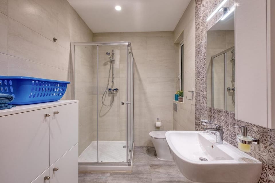 2BR Apt Sliema Retreat, Parking & Near the Sea Apartment in Sliema
