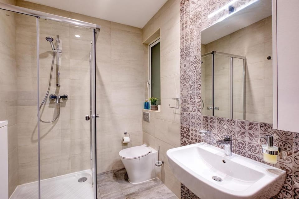 2BR Apt Sliema Retreat, Parking & Near the Sea Apartment in Sliema
