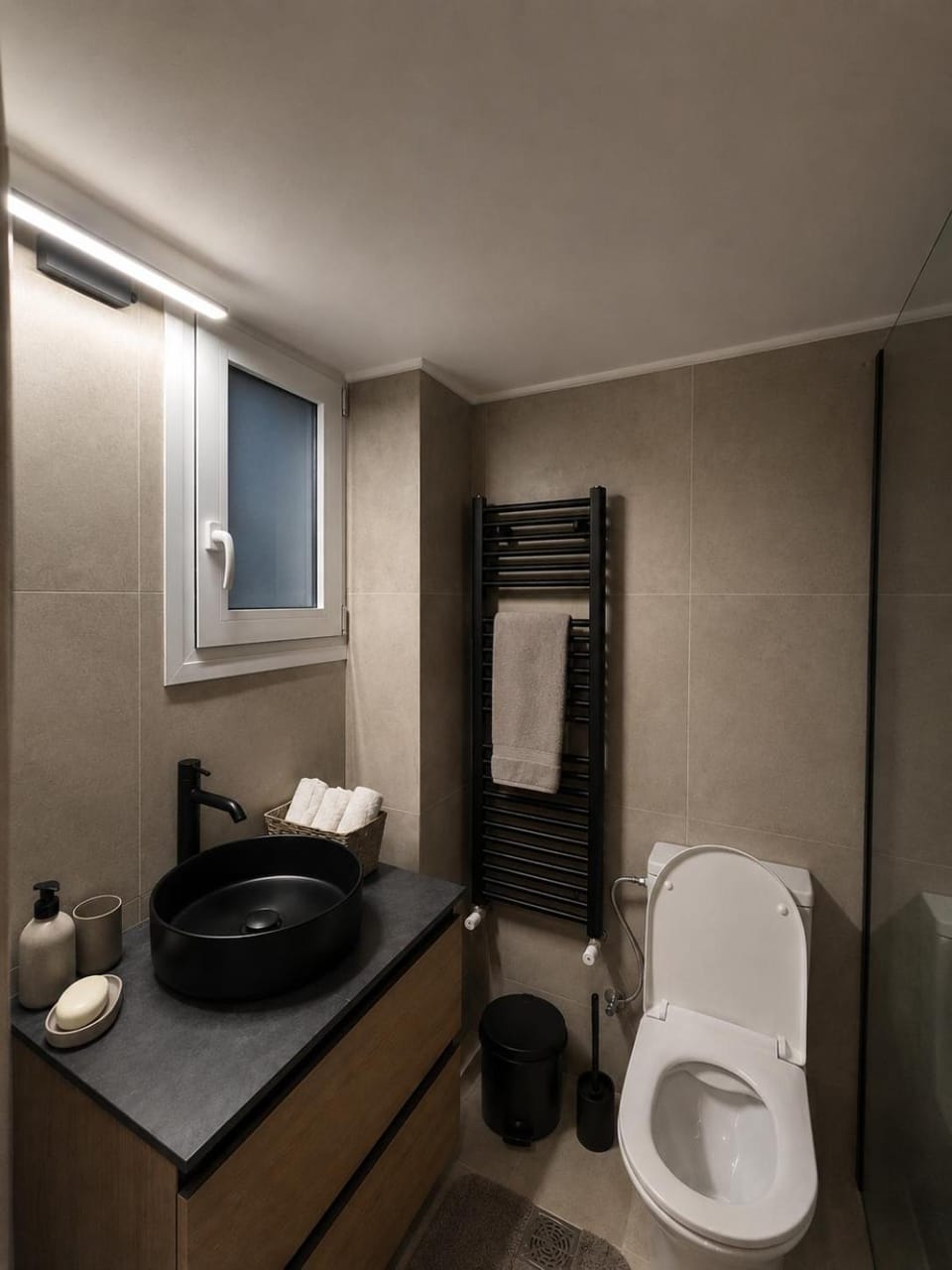 Toilet, Bathroom, towels