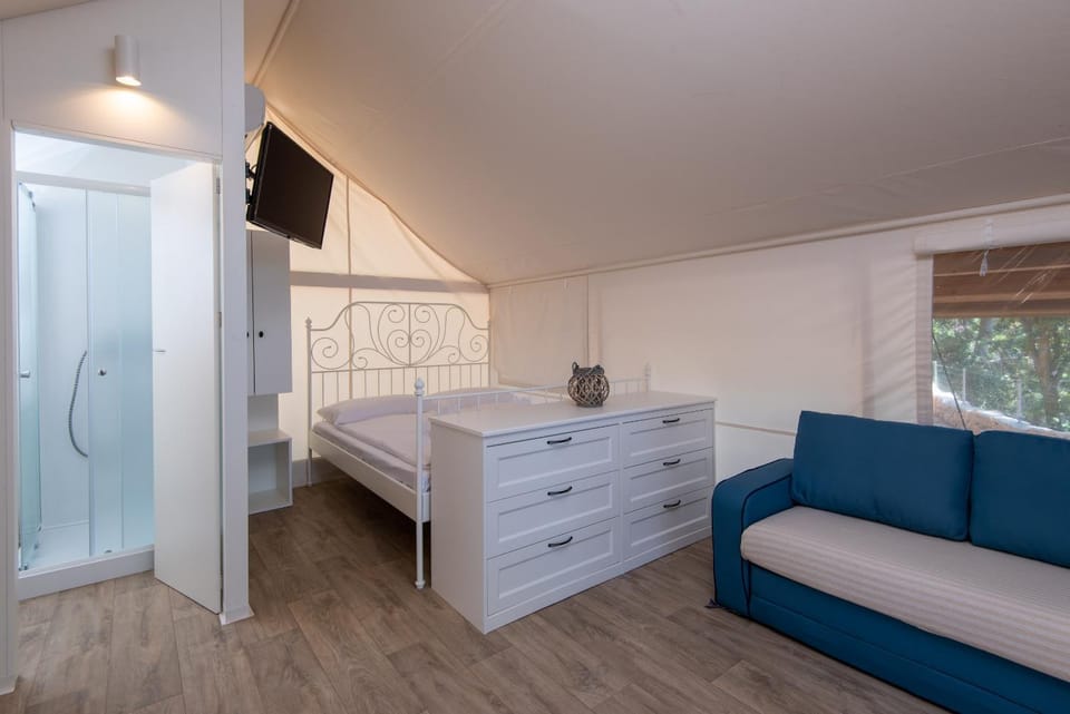 Bed, Seating area, Bedroom