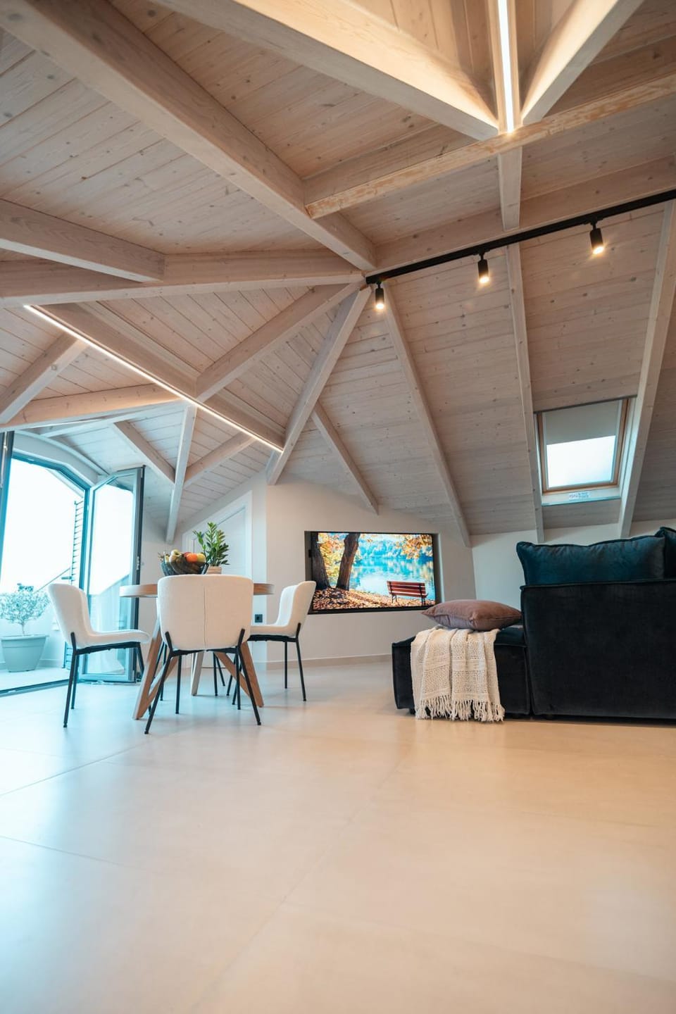 TV and multimedia, Living room, Seating area, Dining area