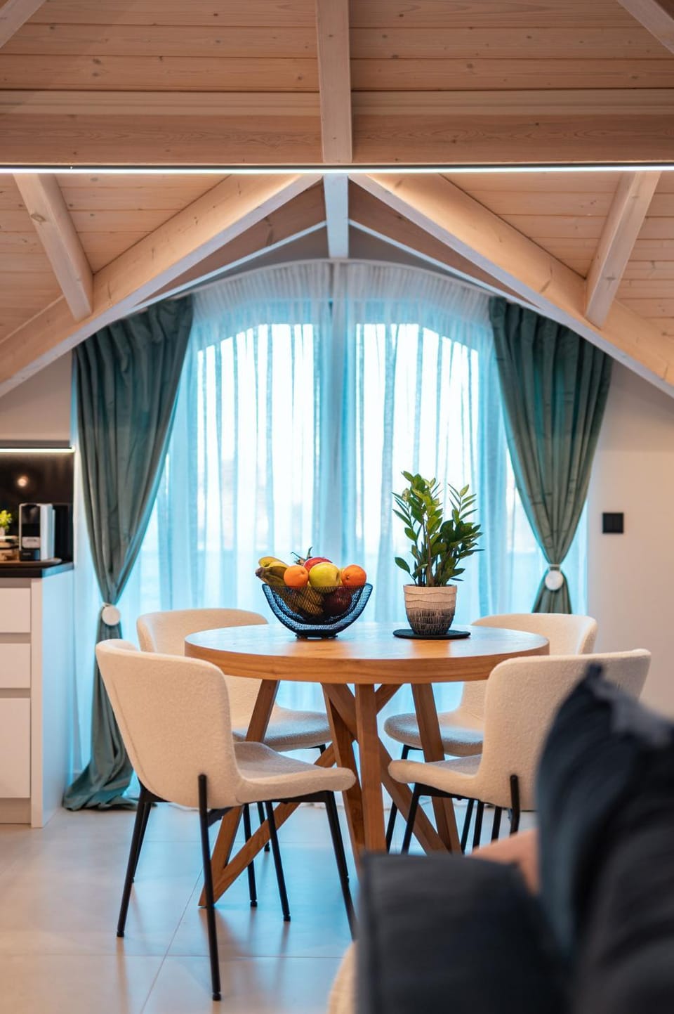 Kitchen or kitchenette, Dining area