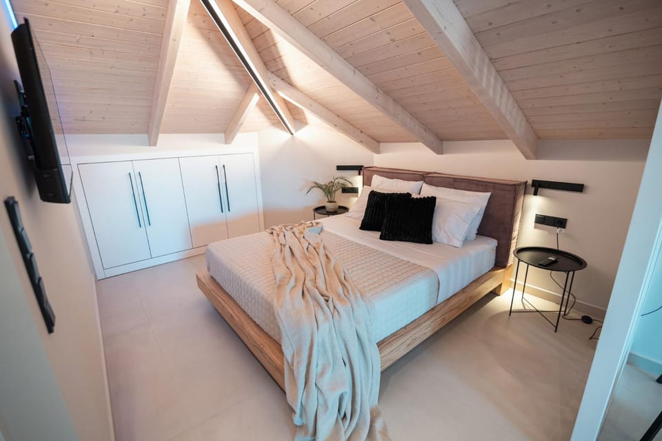 Bed, TV and multimedia, Photo of the whole room, Bedroom, wardrobe