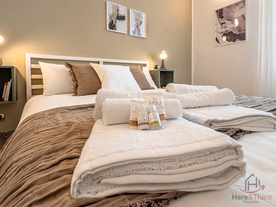 Bed, Photo of the whole room, Bedroom, towels