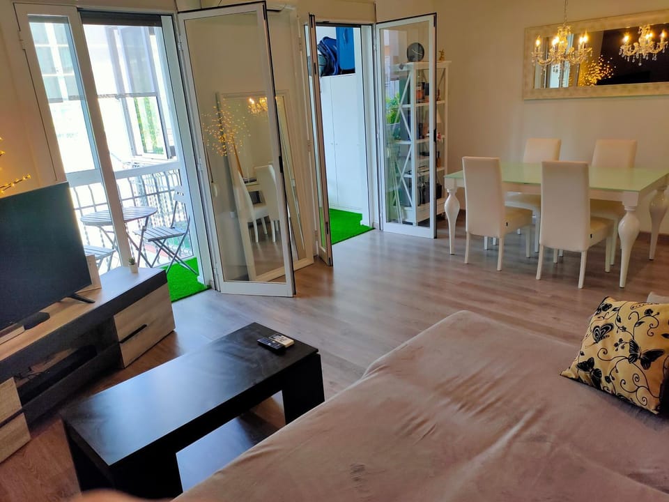 TV and multimedia, Living room, Photo of the whole room, Seating area, Dining area