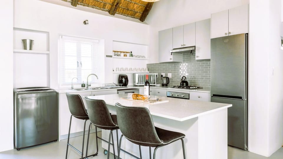 Kitchen or kitchenette, Dining area, dishwasher, oven, stove