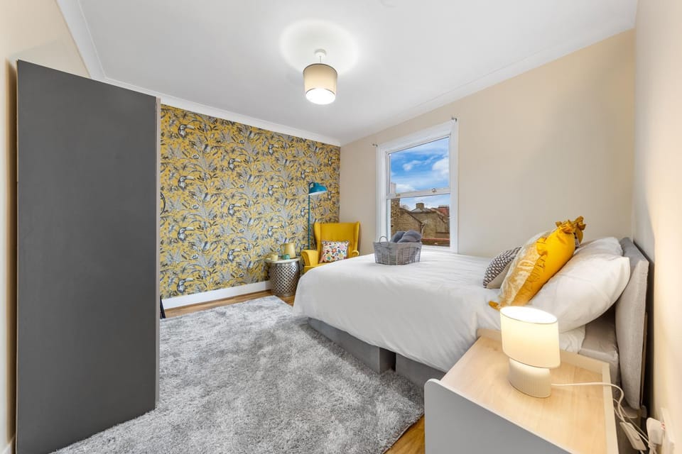 Charming 3BR Near Tube - Walk To Cafes, Lloyd Park - Copeland 3BR Combo Vacation rental in London