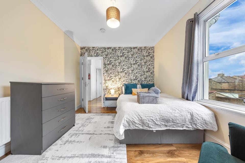 Charming 3BR Near Tube - Walk To Cafes, Lloyd Park - Copeland 3BR Combo Vacation rental in London