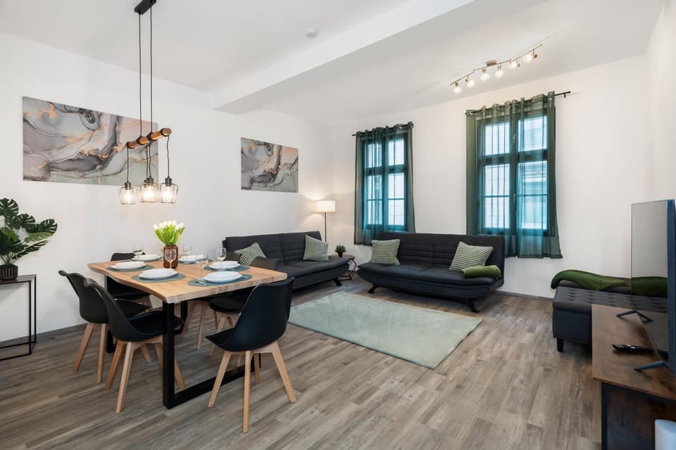 TV and multimedia, Living room, Seating area, Dining area
