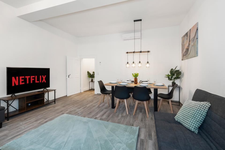 Communal lounge/ TV room, TV and multimedia, Living room, Seating area, Dining area, Evening entertainment