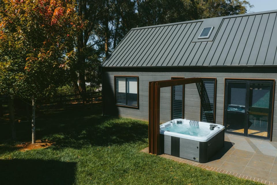 The Mist, Luxury Farm w Fireplace & Hot tub Farm Stay in Sutton Forest