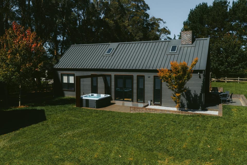 The Mist, Luxury Farm w Fireplace & Hot tub Farm Stay in Sutton Forest