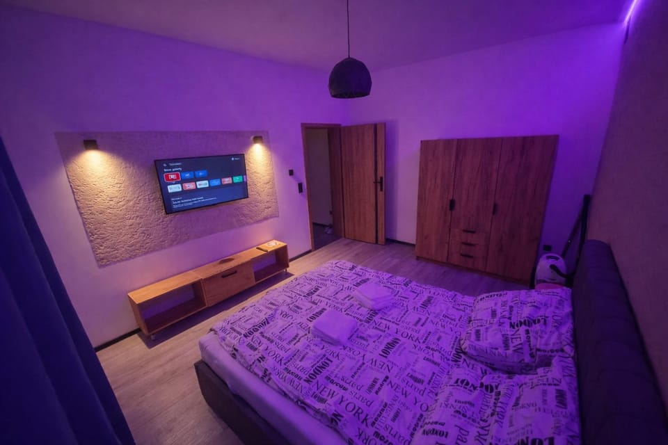 Bed, TV and multimedia, Bedroom