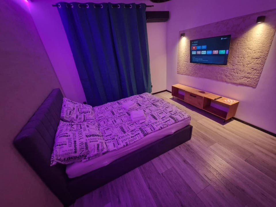 Bed, TV and multimedia, Photo of the whole room, Bedroom