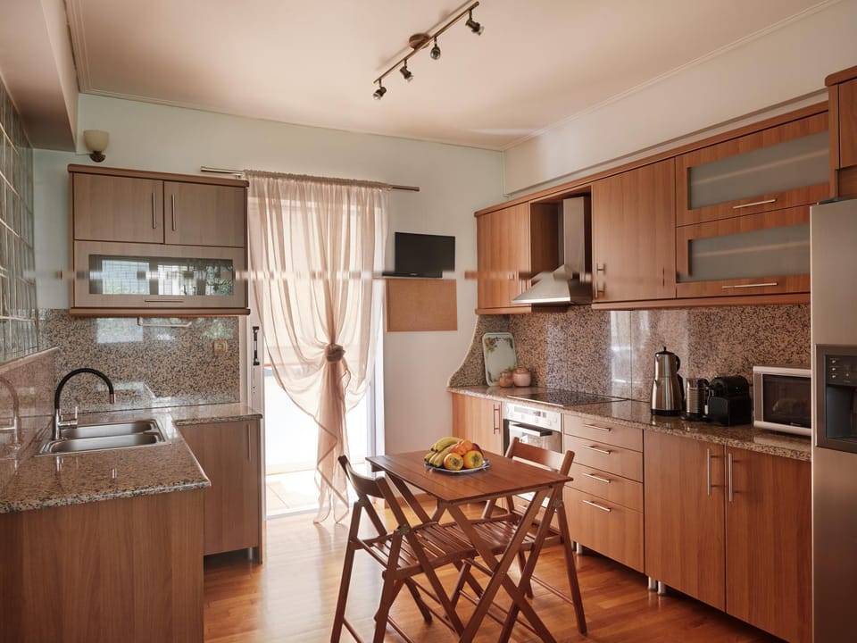 Coffee/tea facilities, Kitchen or kitchenette, Dining area, oven, stove