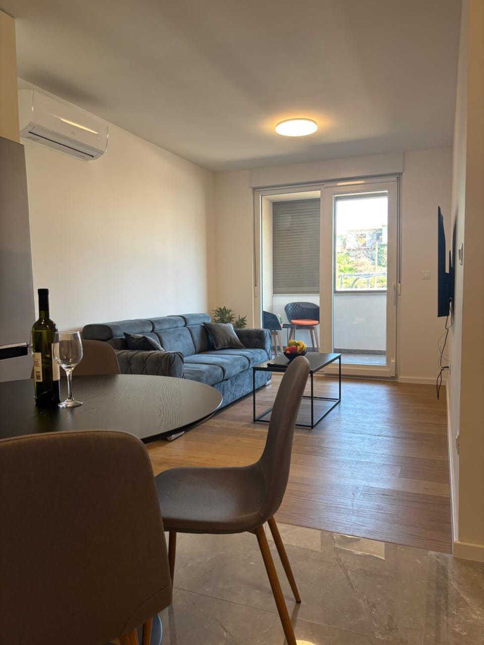 Living room, Seating area, air conditioner