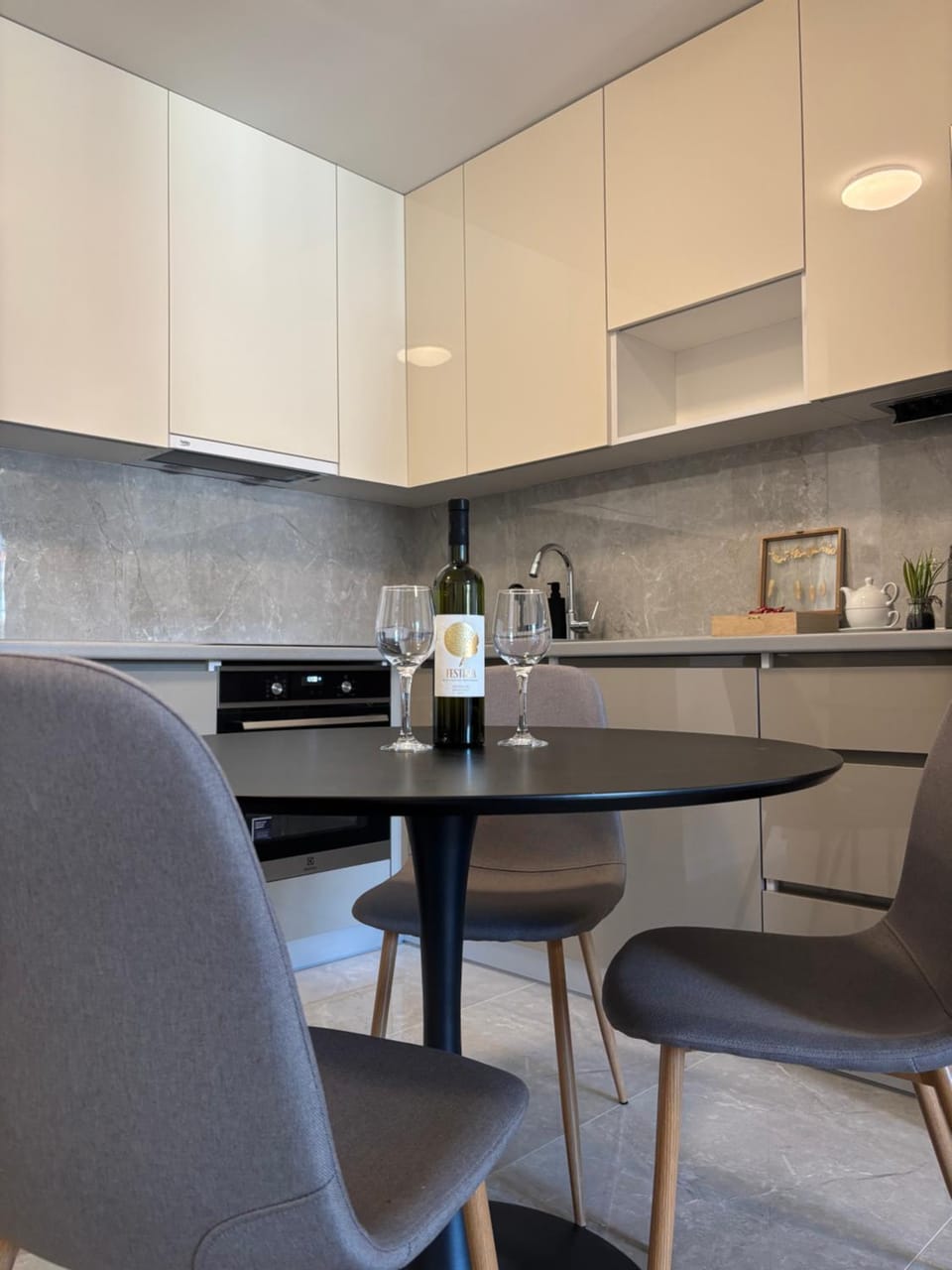 Coffee/tea facilities, Kitchen or kitchenette, Dining area, stove