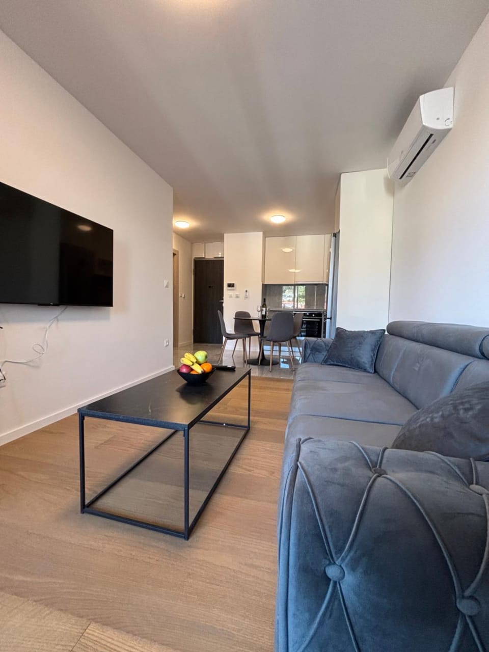 TV and multimedia, Kitchen or kitchenette, Living room, Seating area, Dining area