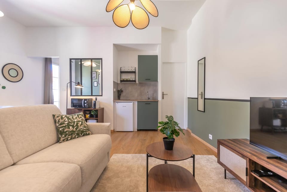 TV and multimedia, Kitchen or kitchenette, Living room, Seating area