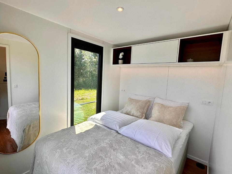 Bed, Photo of the whole room, Bedroom, Lake view