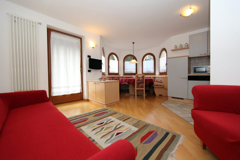 TV and multimedia, Living room, Seating area, Dining area, stove