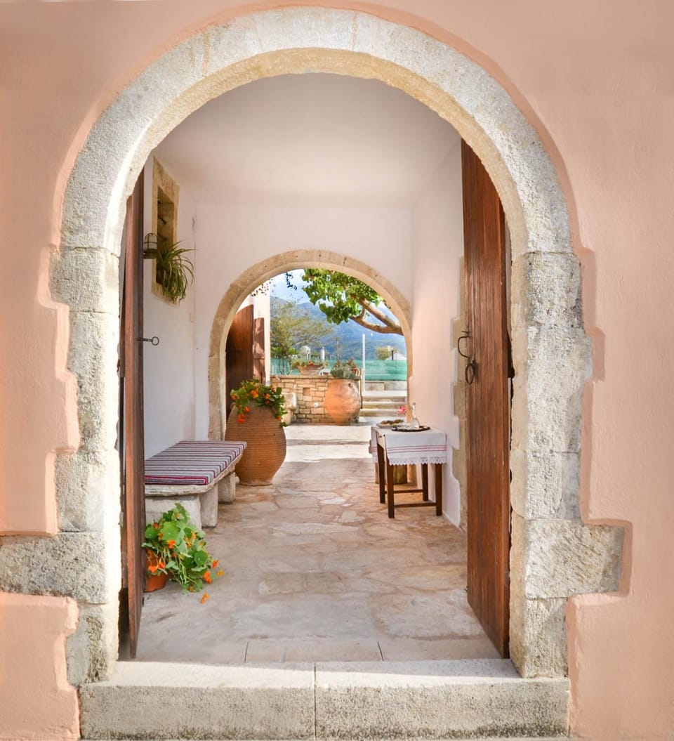 Facade/entrance, Balcony/Terrace