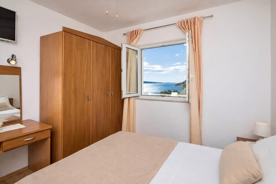 Apartment Complex in Lokva Rogoznica Bed and Breakfast in Split-Dalmatia County