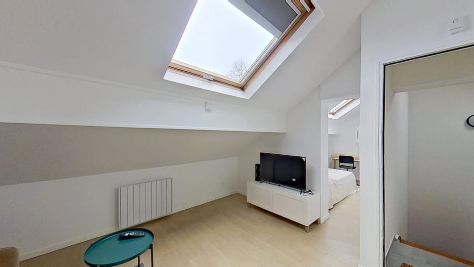 Bed, TV and multimedia, Bedroom, internet