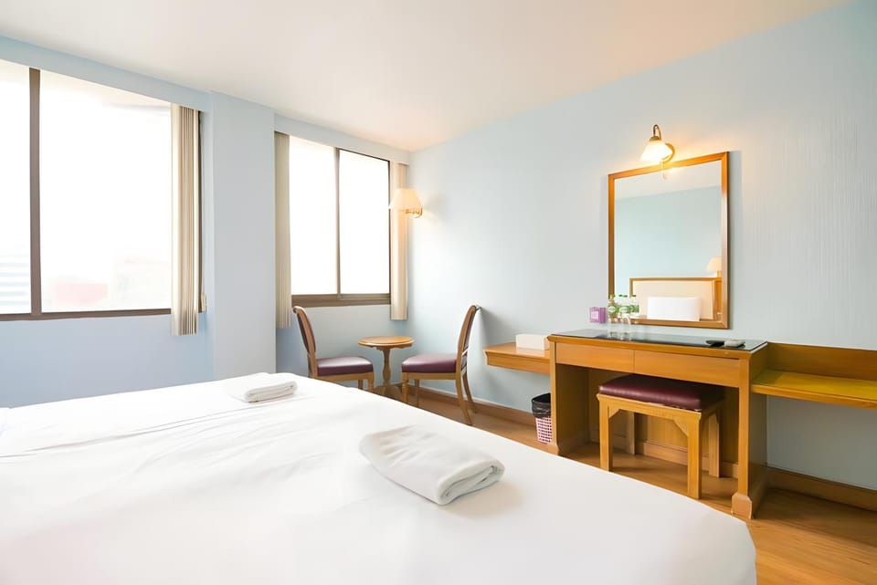 Photo of the whole room, Bedroom