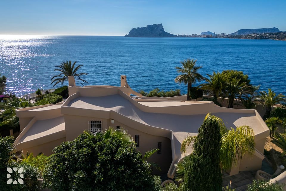 Property building, Nearby landmark, Day, Natural landscape, Lake view, Mountain view, Sea view