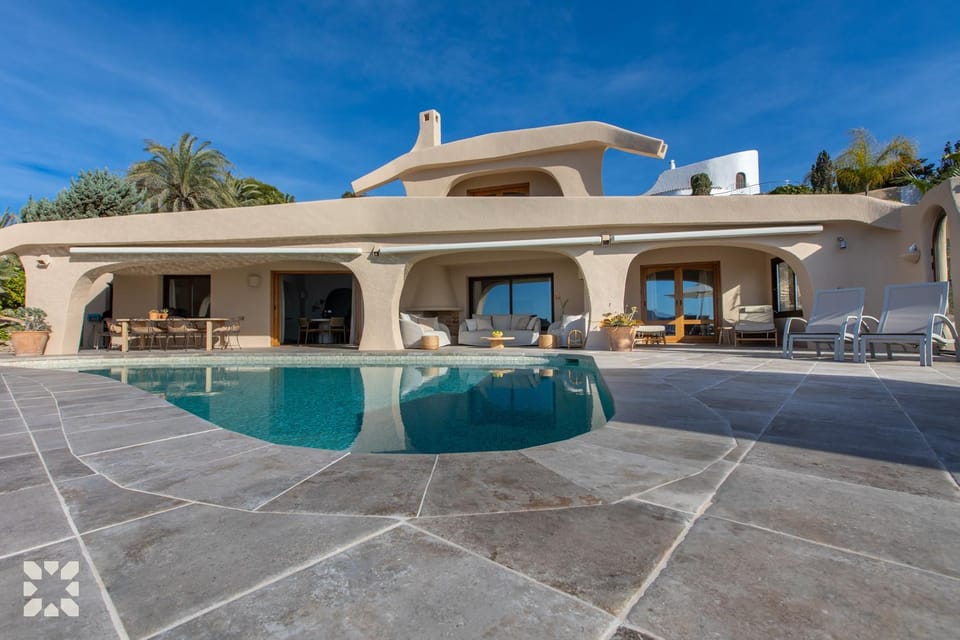 Property building, Patio, Day, Pool view, Swimming pool, sunbed
