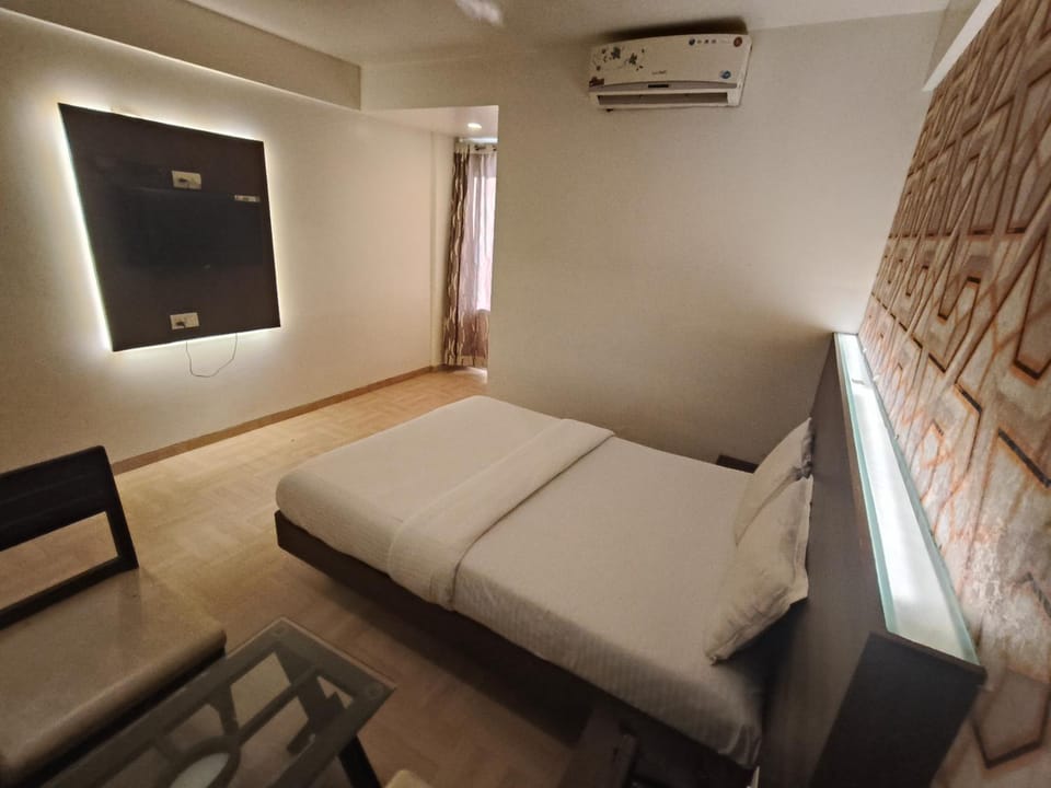 Bed, TV and multimedia, Photo of the whole room, Bedroom, air conditioner