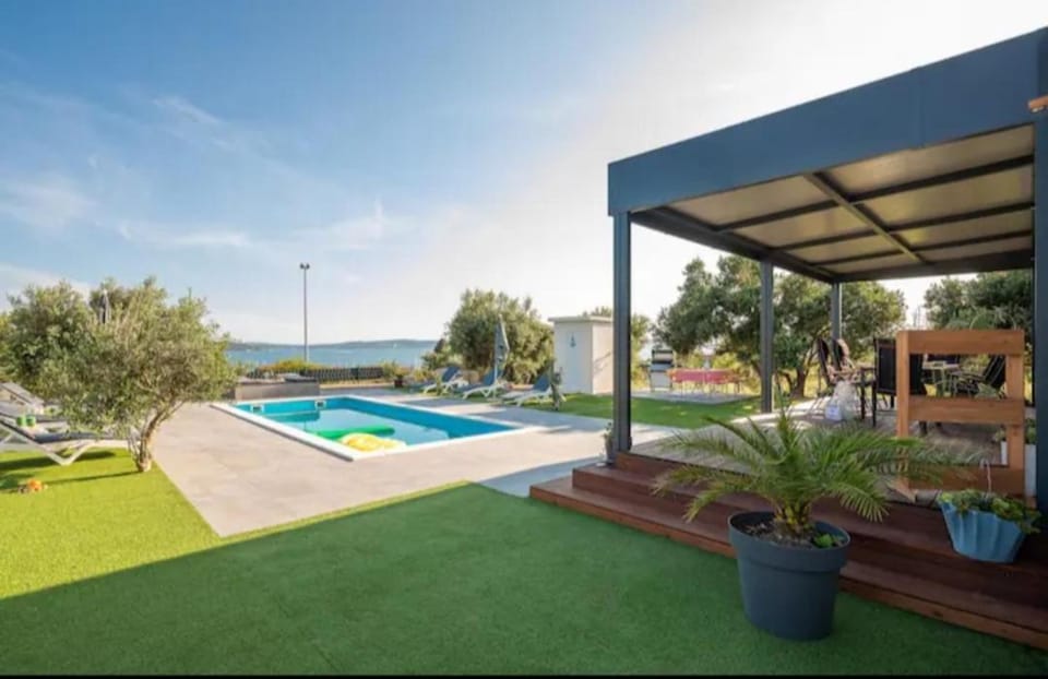 Day, Natural landscape, Pool view, Swimming pool, sunbed
