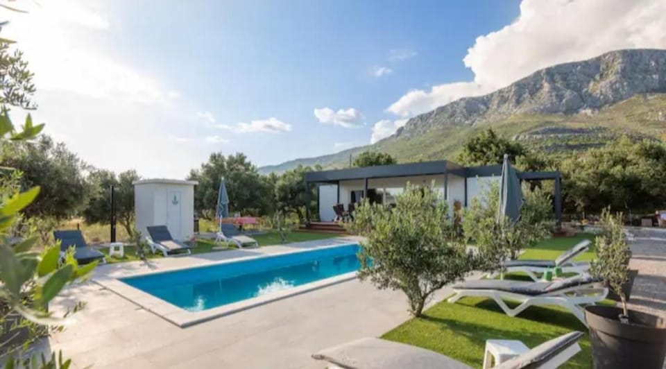 Day, Natural landscape, Mountain view, Pool view, Swimming pool, sunbed