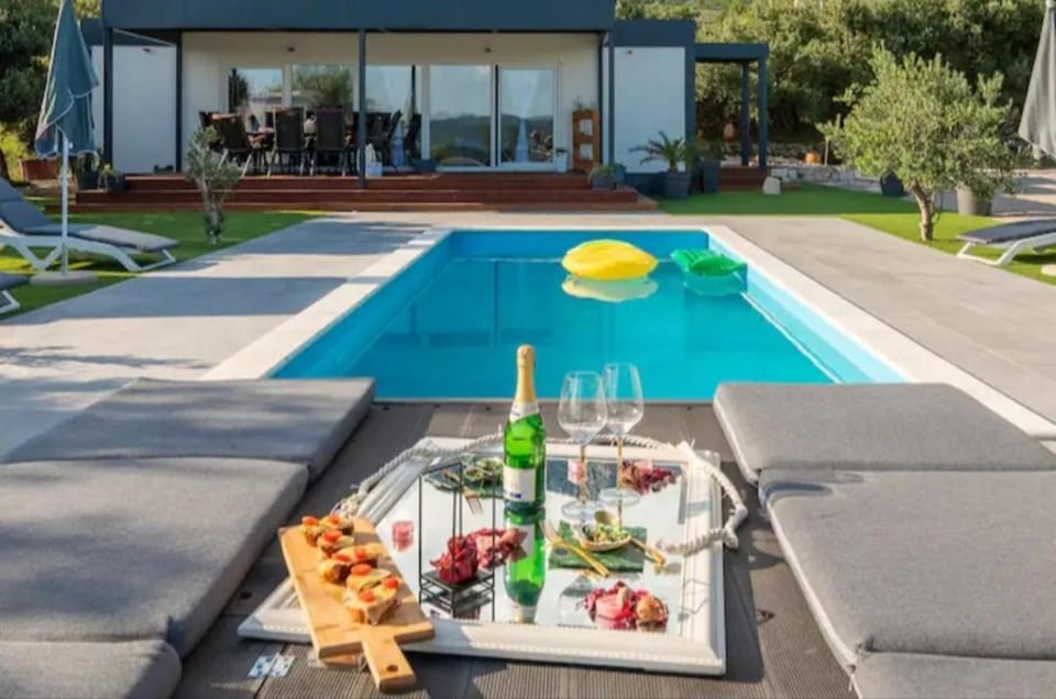 Day, Food and drinks, Pool view, Swimming pool, Drinks, Alcoholic drinks, sunbed