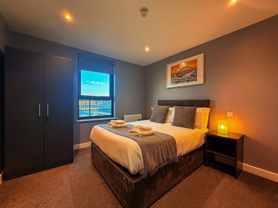 Bed, Bedroom, towels