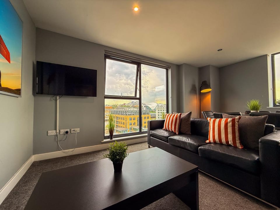 Natural landscape, TV and multimedia, Living room, Seating area
