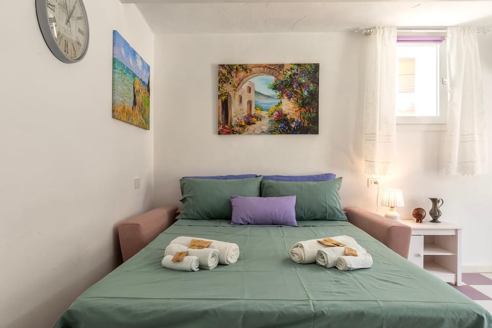 Bed, towels