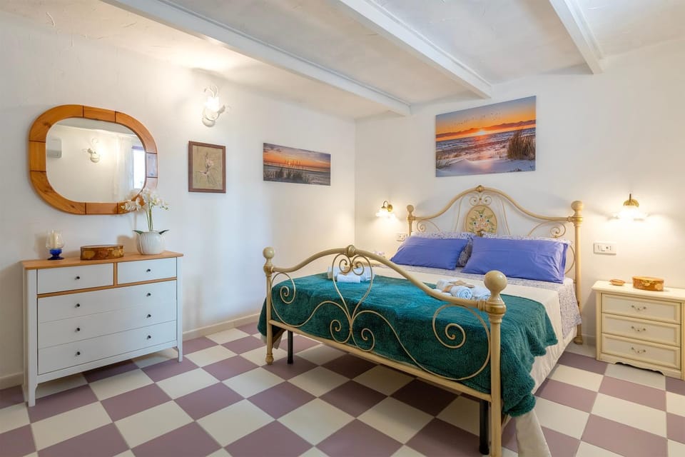 Bed, Photo of the whole room
