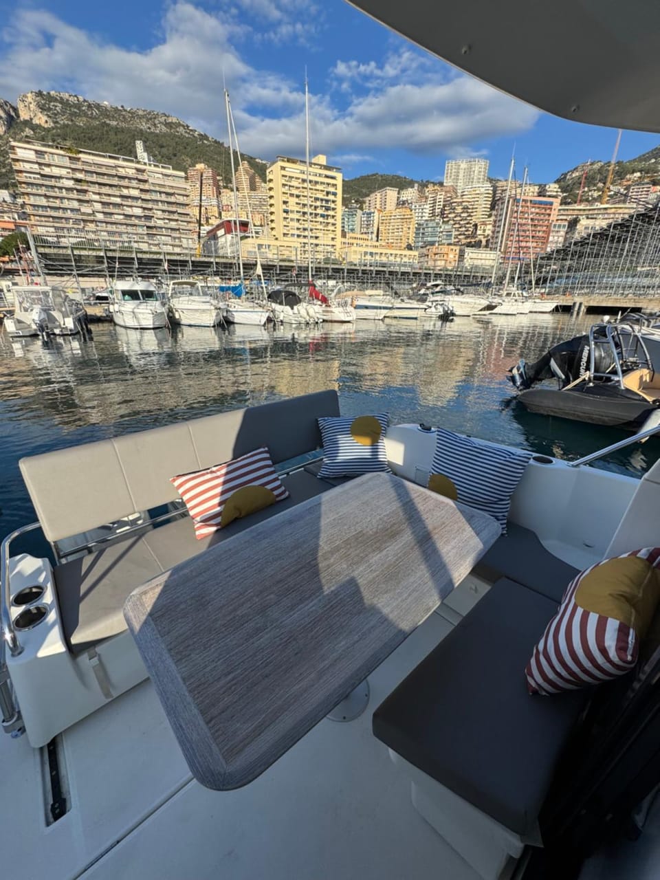 Bateau familial - Port de Monaco Docked boat in Monaco