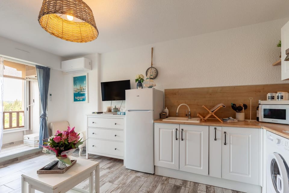 Property building, Kitchen or kitchenette, Living room