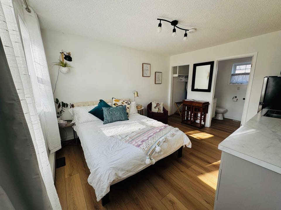 Bed, Photo of the whole room, Seating area, Dining area, Bedroom